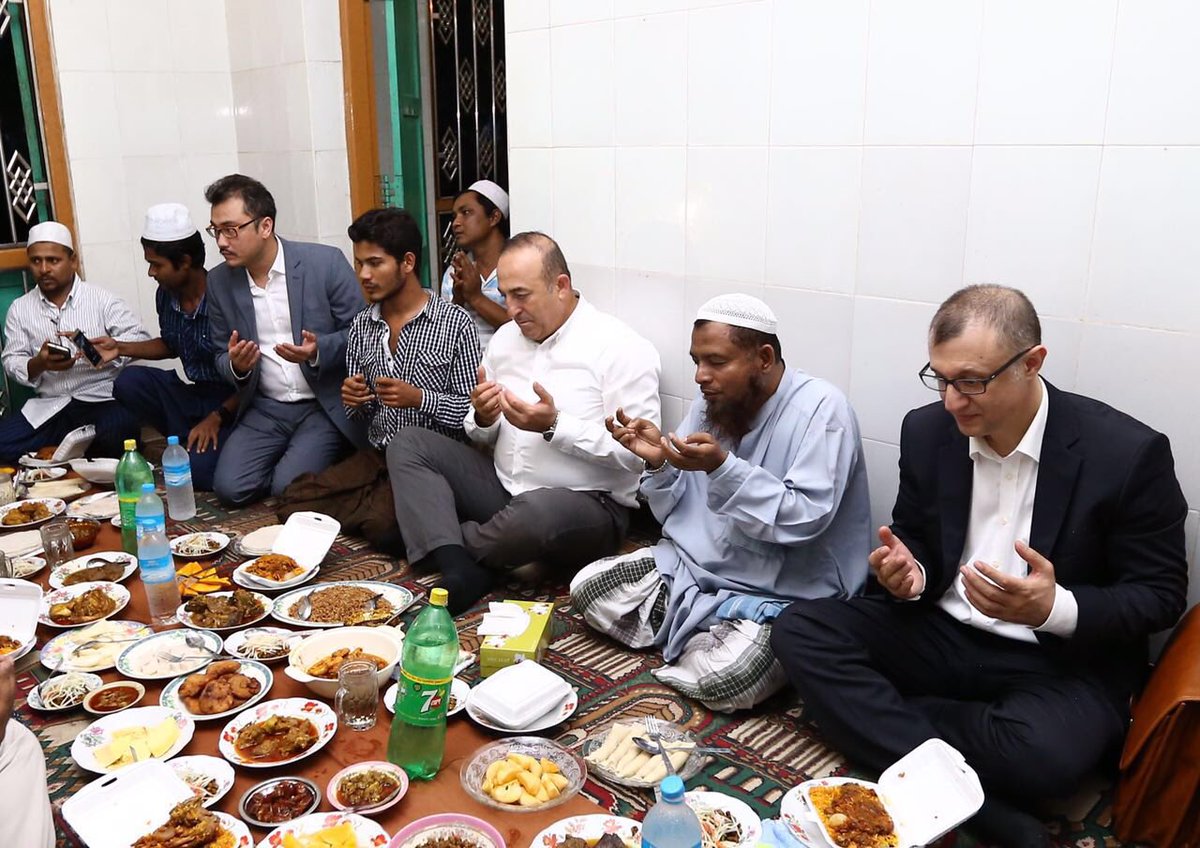 جاويش أوغلو يفطر مع مسلمي "الروهنغيا" في أراكان