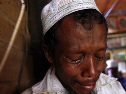 صورة مؤثرة.. مسلم في ميانمار يبكي بحرقة على تدمير مسجده