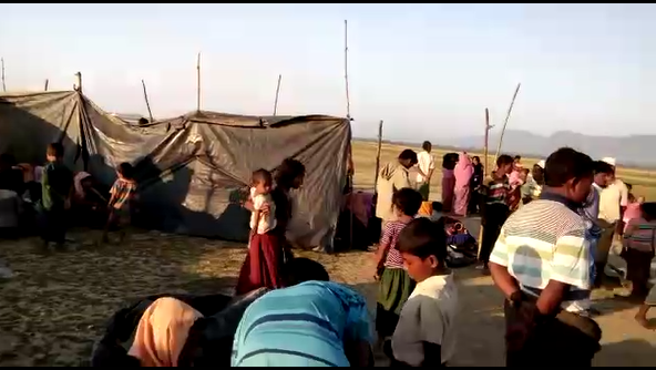 بالفيديو .. أسر روهنغية تخيم في العراء بعد إحراق بيوتهم