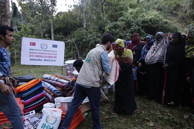 "IHH" التركية تقدم مساعدات إنسانية لآلاف الروهينغا في بنغلاديش