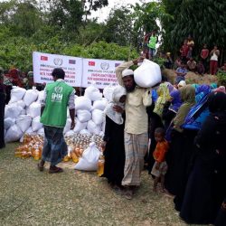 (IHH) التركية توصل مساعدات عاجلة إلى لاجئي الروهنغيا في بنغلاديش