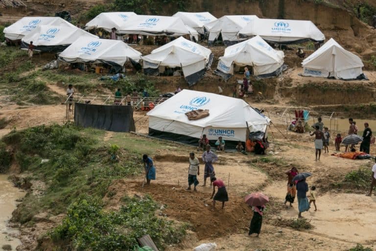 المجموعة الأولى من اللاجئين الروهنغيا تنتقل إلى مآوٍ جديدة طارئة