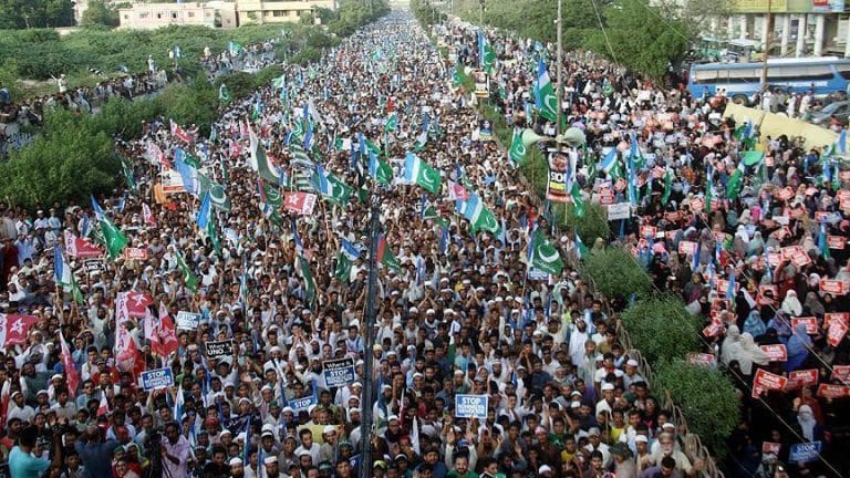 باكستان.. الآلاف يتظاهرون تنديدًا بالمجازر ضد المسلمين الروهنغيا