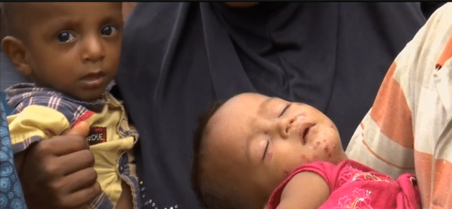 مرضى الروهنغيا يصطفون أمام عيادة مخيم ببنغلاديش