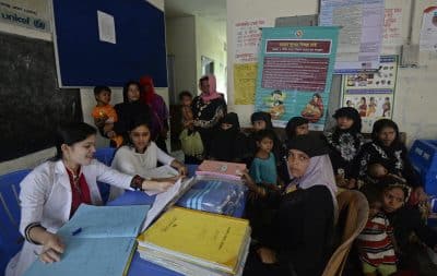 بالصور.. مسلمو الروهنغيا يتلقون الرعاية الطبية في مخيمات بنغلادش