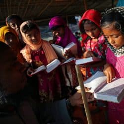 بالصور.. أطفال لاجئي الروهنغيا يحرصون على حفظ القرآن في مخيمات بنغلادش