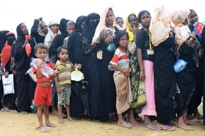 بالصور.. لاجئو الروهنغيا يتلقون المساعدات من جيش بنغلادش
