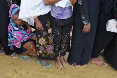 بالصور.. لاجئو الروهنغيا يتلقون المساعدات من جيش بنغلادش
