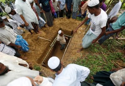 "الروهنغيا في مخيمات اللجوء" ..هل يزيل "أحمر الشفاة" لون الطين عن وجوه النساء؟!| صور