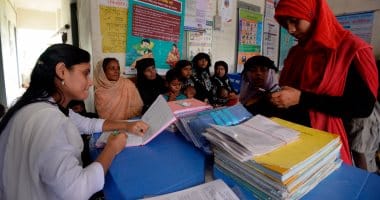 بالصور.. مسلمو الروهنغيا يتلقون الرعاية الطبية في مخيمات بنغلادش