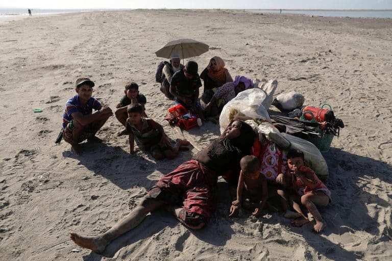 بالصور.. استمرار نزوح الروهنغيا إلى بنغلاديش وسط أوضاع إنسانية بائسة