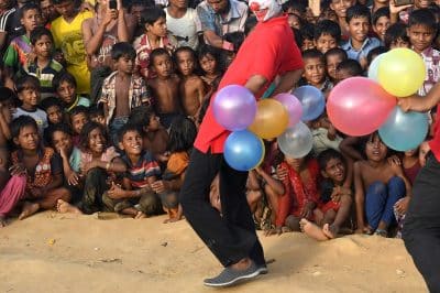 بالصور.. "المهرجون" استراحة قصيرة للروهنغيا من الأهوال