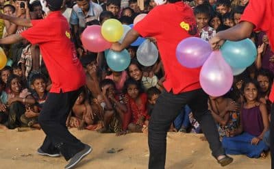 بالصور.. "المهرجون" استراحة قصيرة للروهنغيا من الأهوال