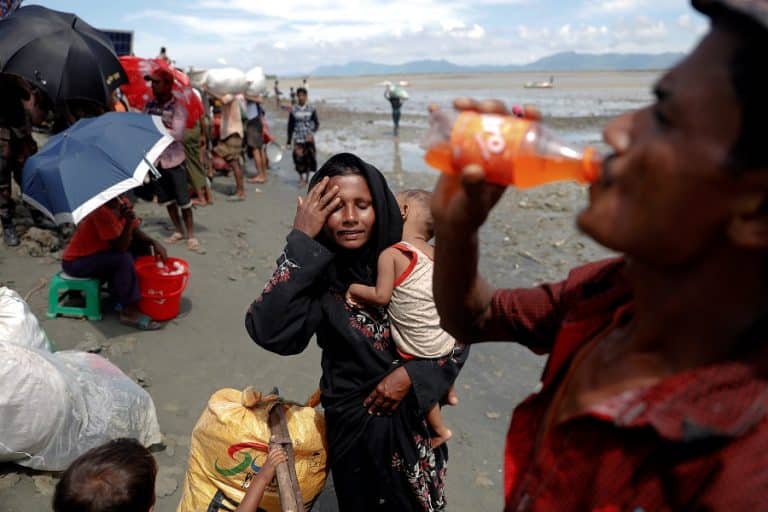 10 آلاف لاجئ من الروهنغيا عالقون على حدود بنغلاديش
