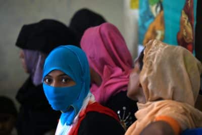 بالصور.. مسلمو الروهنغيا يتلقون الرعاية الطبية في مخيمات بنغلادش