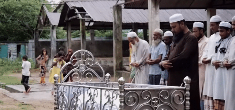 مراسم تشييع أحد النازحين من أقلية الروهنغيا