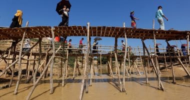 لاجئو الروهنغيا يواصلون تحدي الحياة ببناء مخيمات في بنغلادش