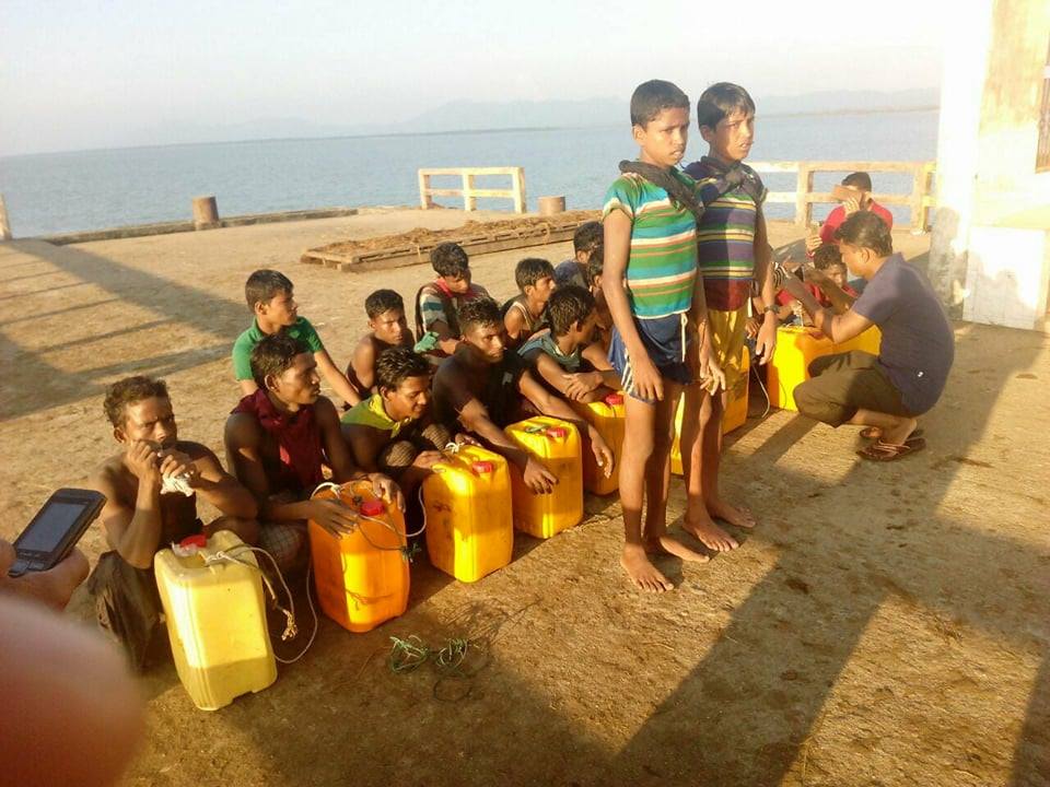 فارون روهنغيا يخاطرون بحياتهم ويصلون بنغلادش سباحة