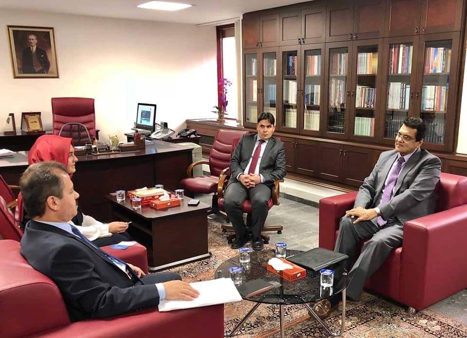 مدير عام (ARU) يلتقي وزير خارجية تركيا ويشارك في اجتماع باسطنبول