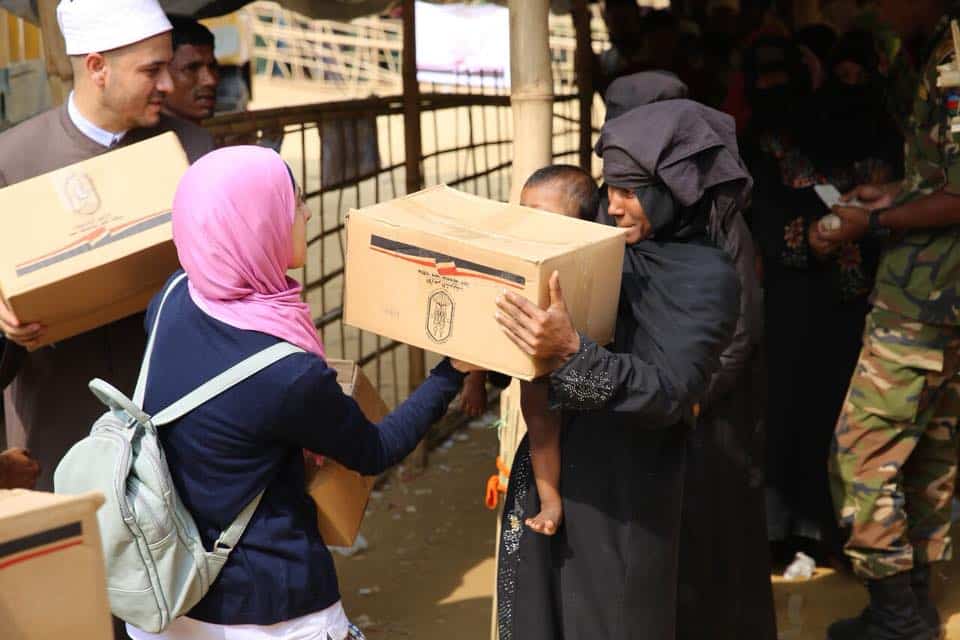 بدء توزيع المساعدات المقدمة من الأزهر الشريف للاجئى الروهنغيا فى بنغلادش