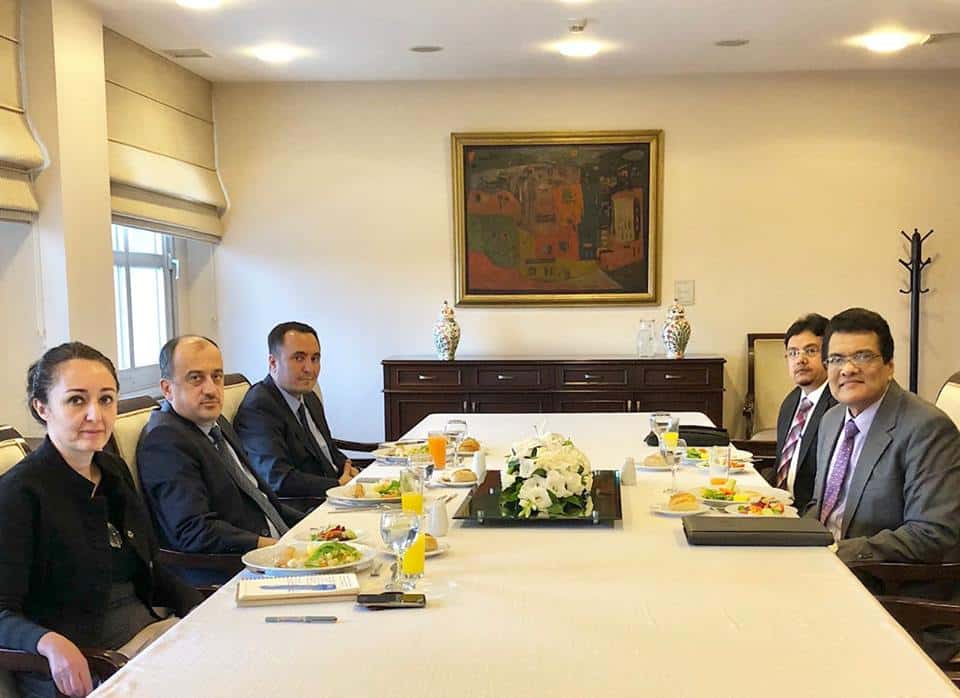 مدير عام (ARU) يلتقي وزير خارجية تركيا ويشارك في اجتماع باسطنبول