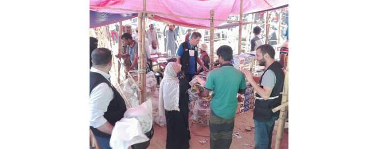 لاجئو الروهنغيا يحتشدون لإستلام المساعدات الأردنية