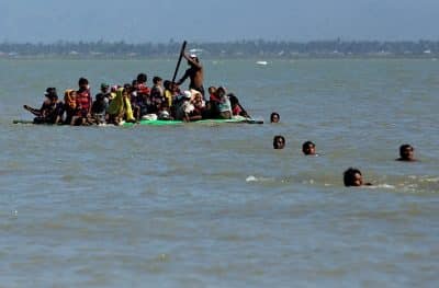 صور صادمة.. الروهنغيا يغامرون بحياتهم فوق طوافات بلاستيكية