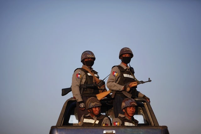 انفجار ألغام أثناء مرور شاحنات عسكرية في ميانمار