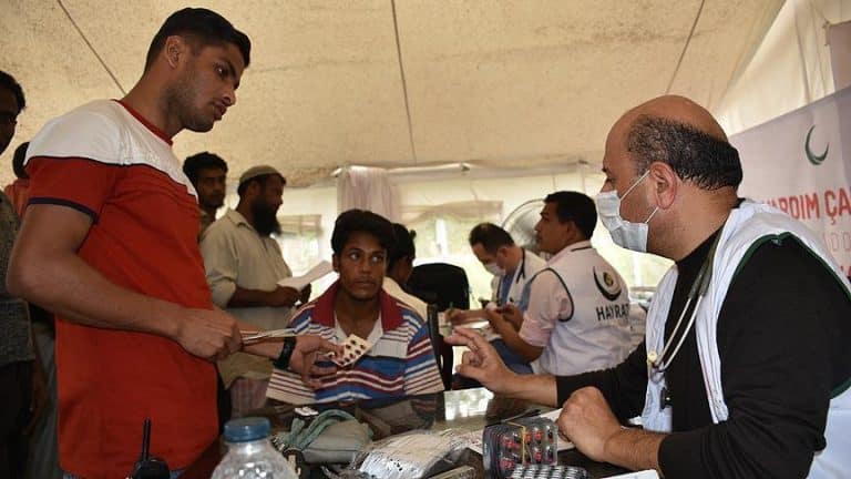 جمعية تركية توزع مساعدات طبية للاجئي أراكان في بنغلادش
