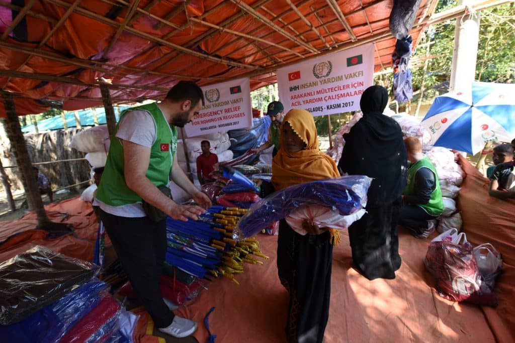 "IHH" التركية تواصل إغاثة مسلمي الروهنغيا في بنغلادش