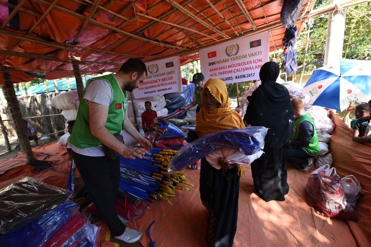 "IHH" التركية تواصل إغاثة مسلمي الروهنغيا في بنغلادش