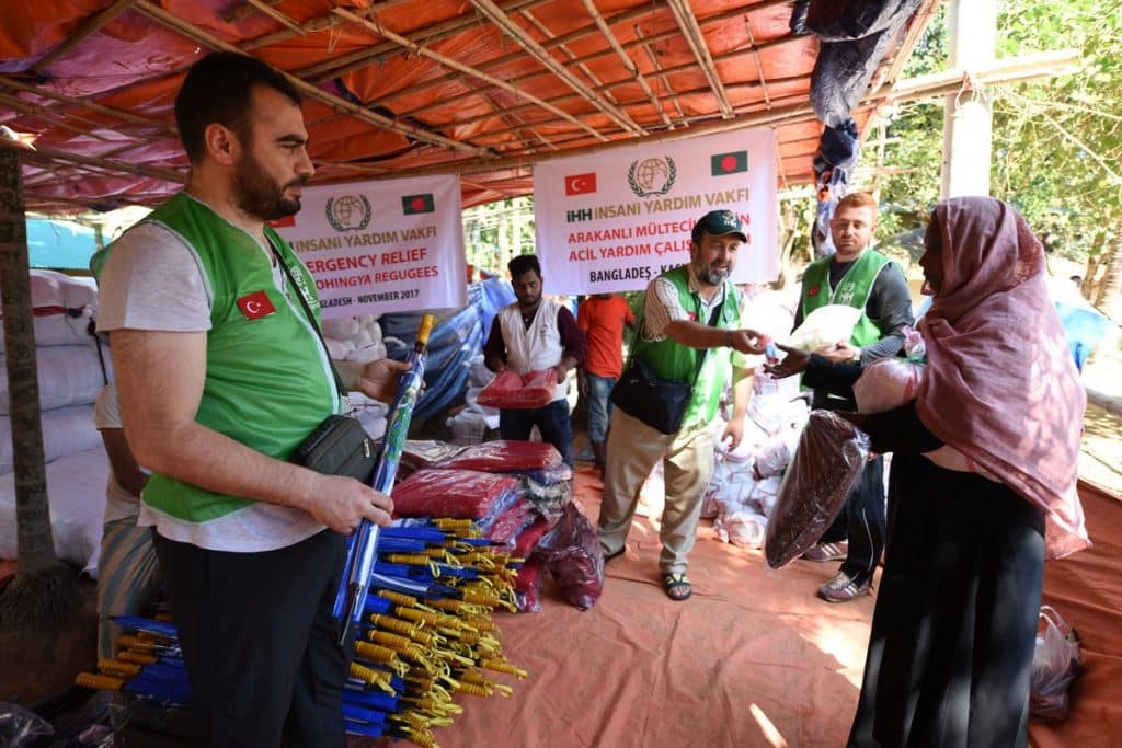 "IHH" التركية تواصل إغاثة مسلمي الروهنغيا في بنغلادش