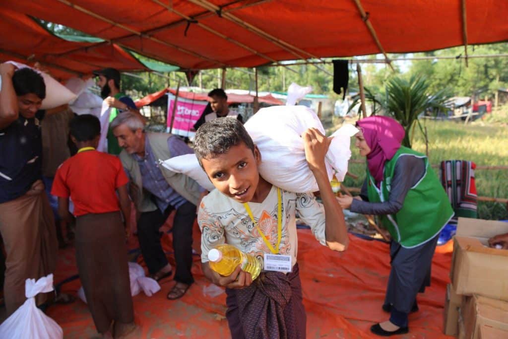 "IHH" التركية تواصل إغاثة مسلمي الروهنغيا في بنغلادش