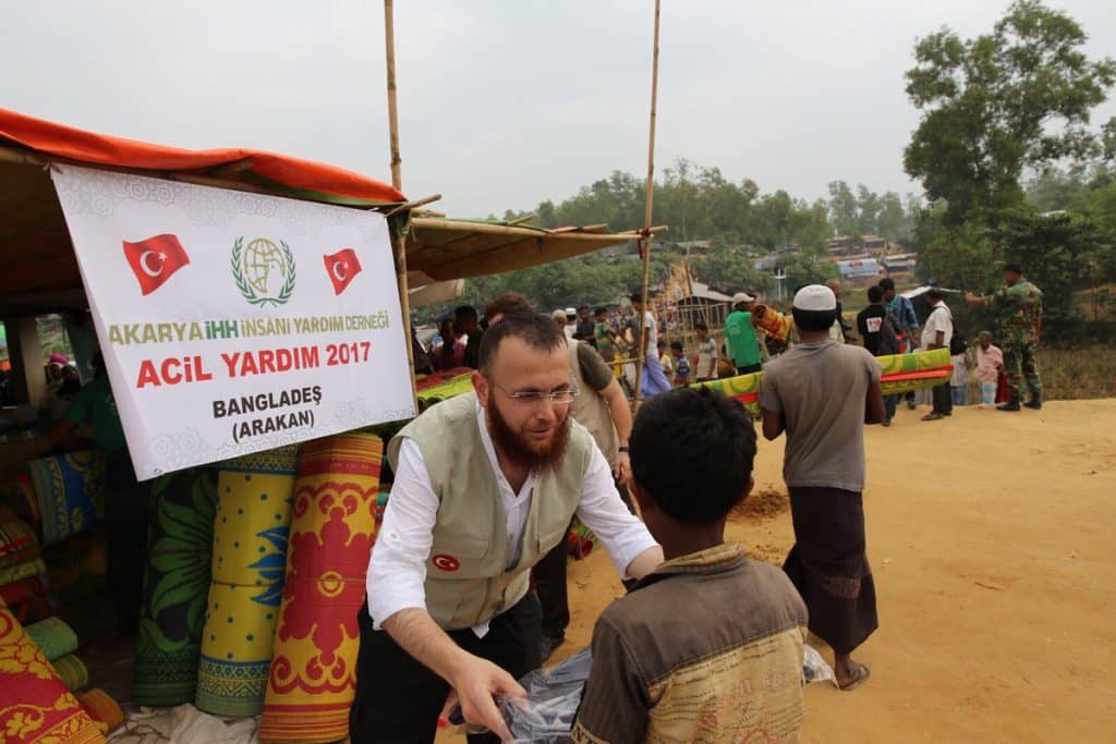 "IHH" التركية تواصل إغاثة مسلمي الروهنغيا في بنغلادش