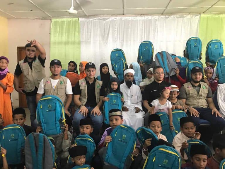 منظمتان ماليزيتان توزعان حقائب مدرسية لأبناء اللاجئين الروهنغيا