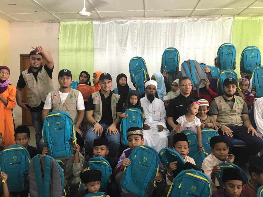 منظمتان ماليزيتان توزعان حقائب مدرسية لأبناء اللاجئين الروهنغيا