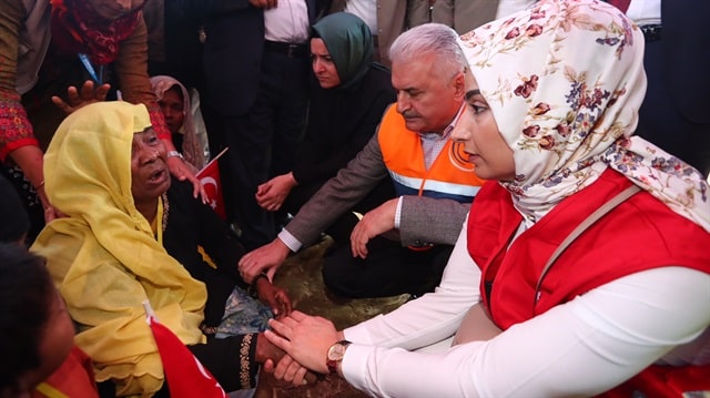 رئيس وزراء تركيا يزور مخيمات اللاجئين الروهنغيا في بنغلادش