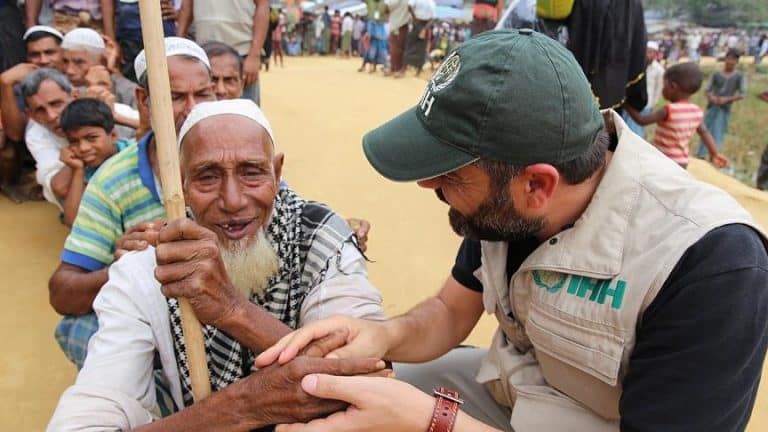 الإغاثة التركية توزع مساعدات على 555 ألفًا من الروهنغيا منذ بداية الأزمة