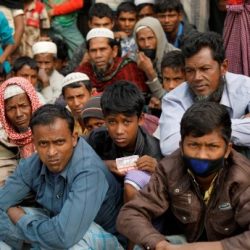 أطفال الروهنغيا يعيشون بين القمامة والمجاري.. صور مؤثرة!