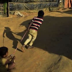 صور.. لاجئو الروهنغيا يعلمون أطفالهم القرآن الكريم في مخيمات بنغلادش