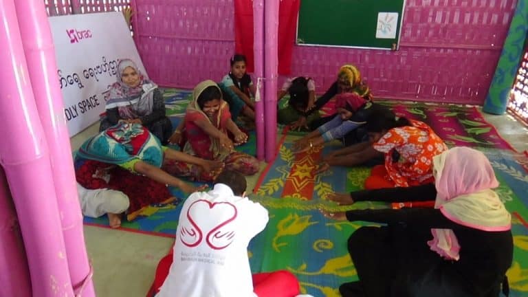 ناشطة بحرينية تشارك في يوم البحرين الرياضي مع الروهنغيا في بنغلادش