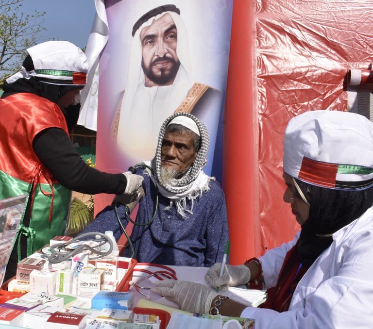 أطباء الامارات يفتتحون عيادات متخصصة لعلاج كبار السن من اللاجئين الروهنغيا