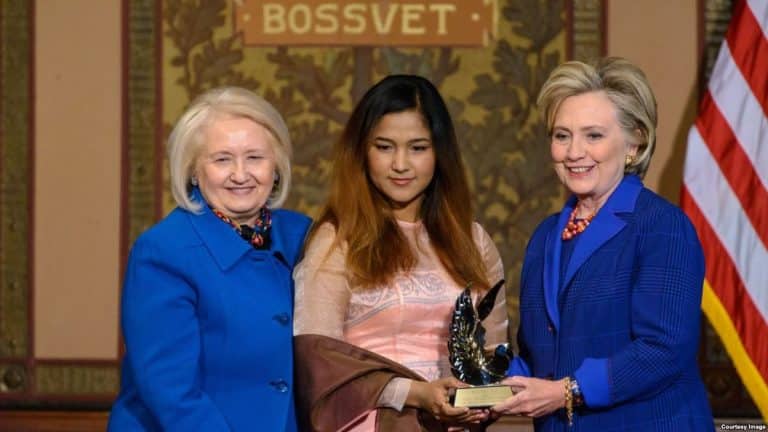 كلينتون تكرم ناشطة روهنغية لنضالها في مجال حقوق الإنسان
