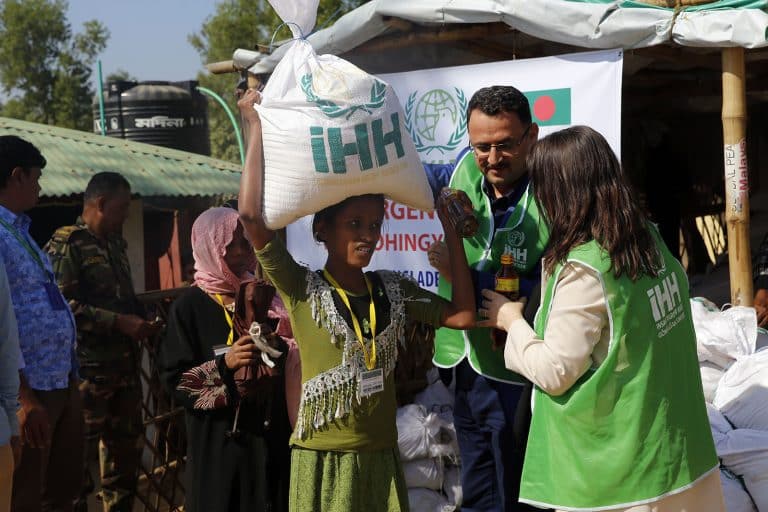 هيئة IHH التركية تقدم مساعدتها لمئات الآلاف من الروهنغيا