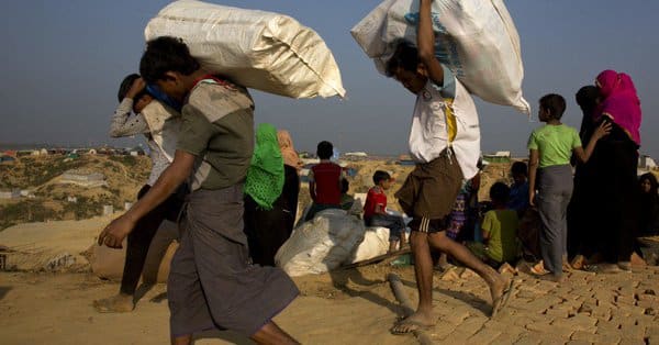 ملكة جمال ميانمار تفقد لقبها بسبب اتهامها للروهنغيا
