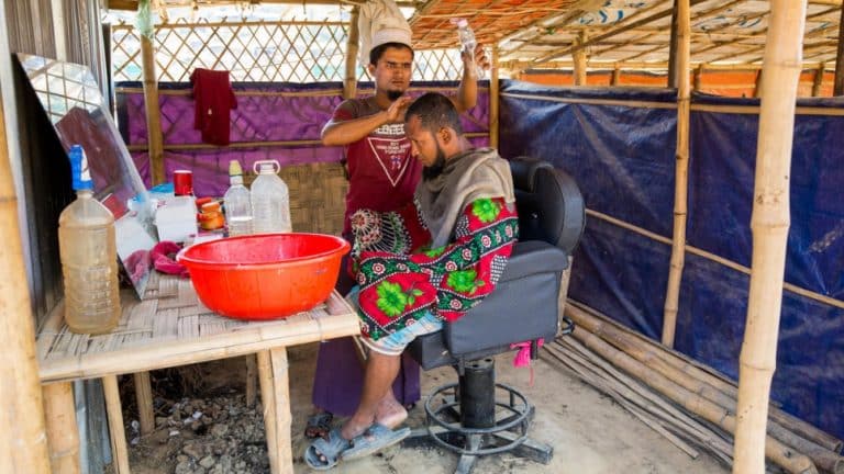 تجار من الروهنغيا يلبّون احتياجات سكان مخيم في بنغلادش
