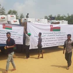 بالصور.. مساعدات غذائية من السلطنة للاجئي الروهنغيا