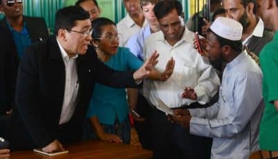 بالصور.. أول زيارة لمسؤول من ميانمار إلى لاجئي الروهنغيا ببنغلادش ووعود بإعادتهم