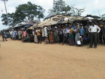 لاجئو الروهنغيا يحتشدون في مخيم بنغلادش للترحيب بالبعثة الأممية