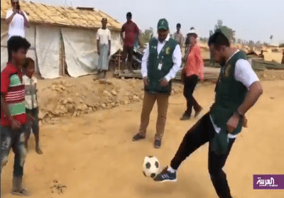 بالفيديو.. سامي الجابر يلعب الكرة مع أطفال لاجئي الروهنغيا في بنغلادش